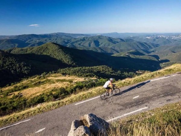 长盈策略 77岁老人坠40米深谷，靠几瓶红酒撑3天生还！惊人生命力令人叹服